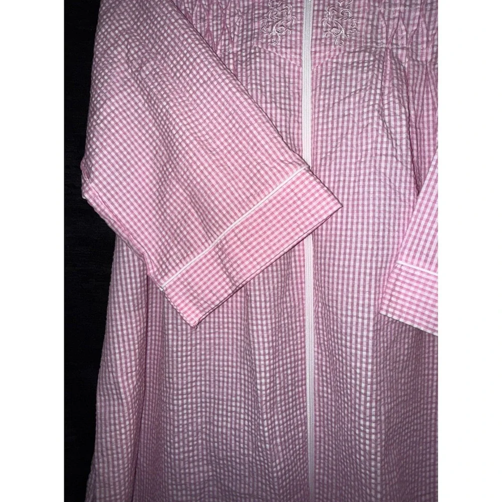 New W/O tags Miss Elaine Essentials Pink Gingham Zip Robe Housecoat Embroidered